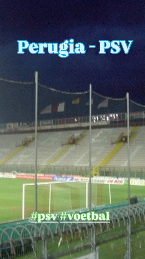 “D12 staat nog steeds in de playlist. De VHS-band ligt waarschijnlijk ergens op zolder. Maar Perugia 2004 zit nog altijd in het geheugen gegrift.”

#psv #passionover90 #perugia #awayday #europe